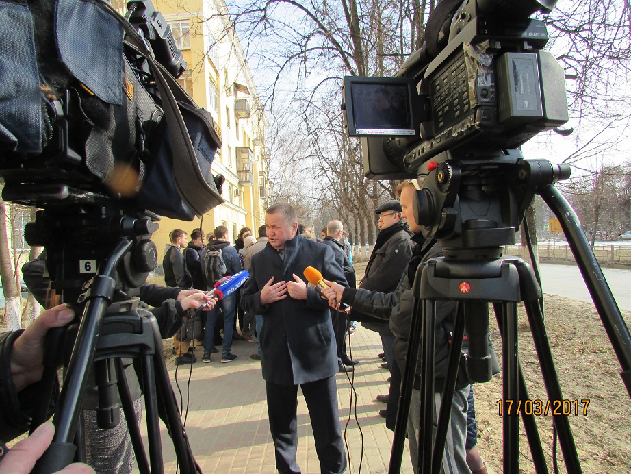 Владимир Челомин пригласил студентов Нижегородского строительного техникума вместе оценить качество работ по ремонтной программе 2016 на примере дома №43 по пр. Ильича